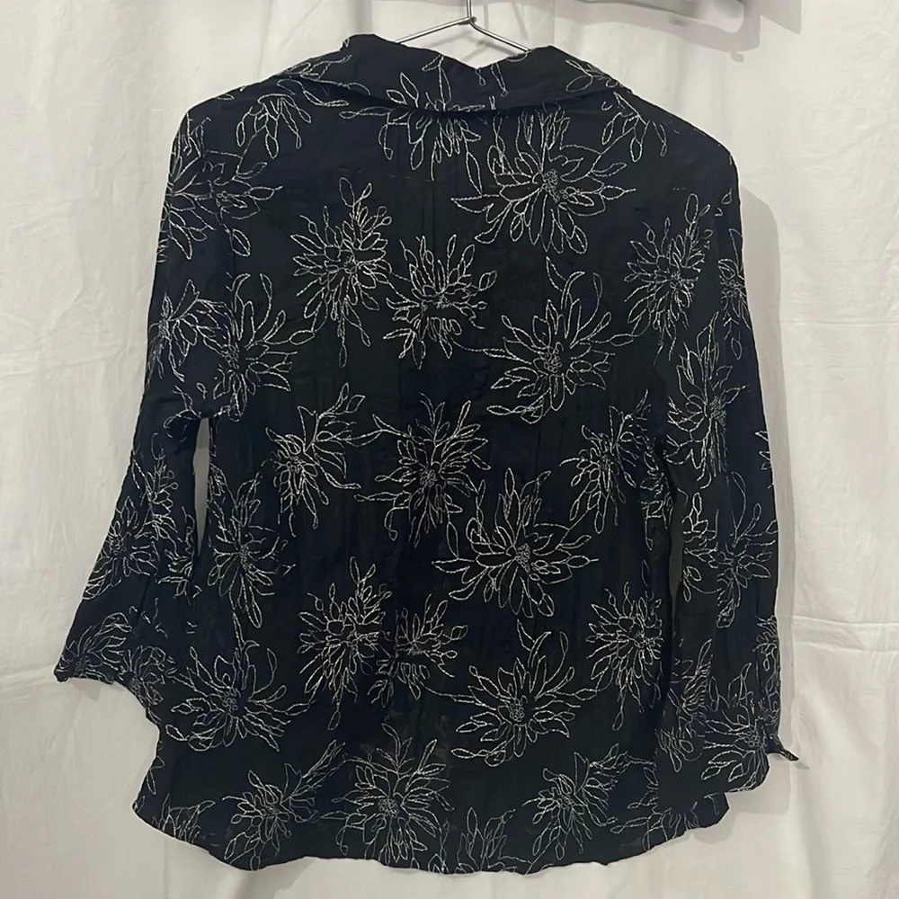 Stylish Black Thread Work Shirt in Size M
Size M
Excellent Fabric - Picture 4 of 4